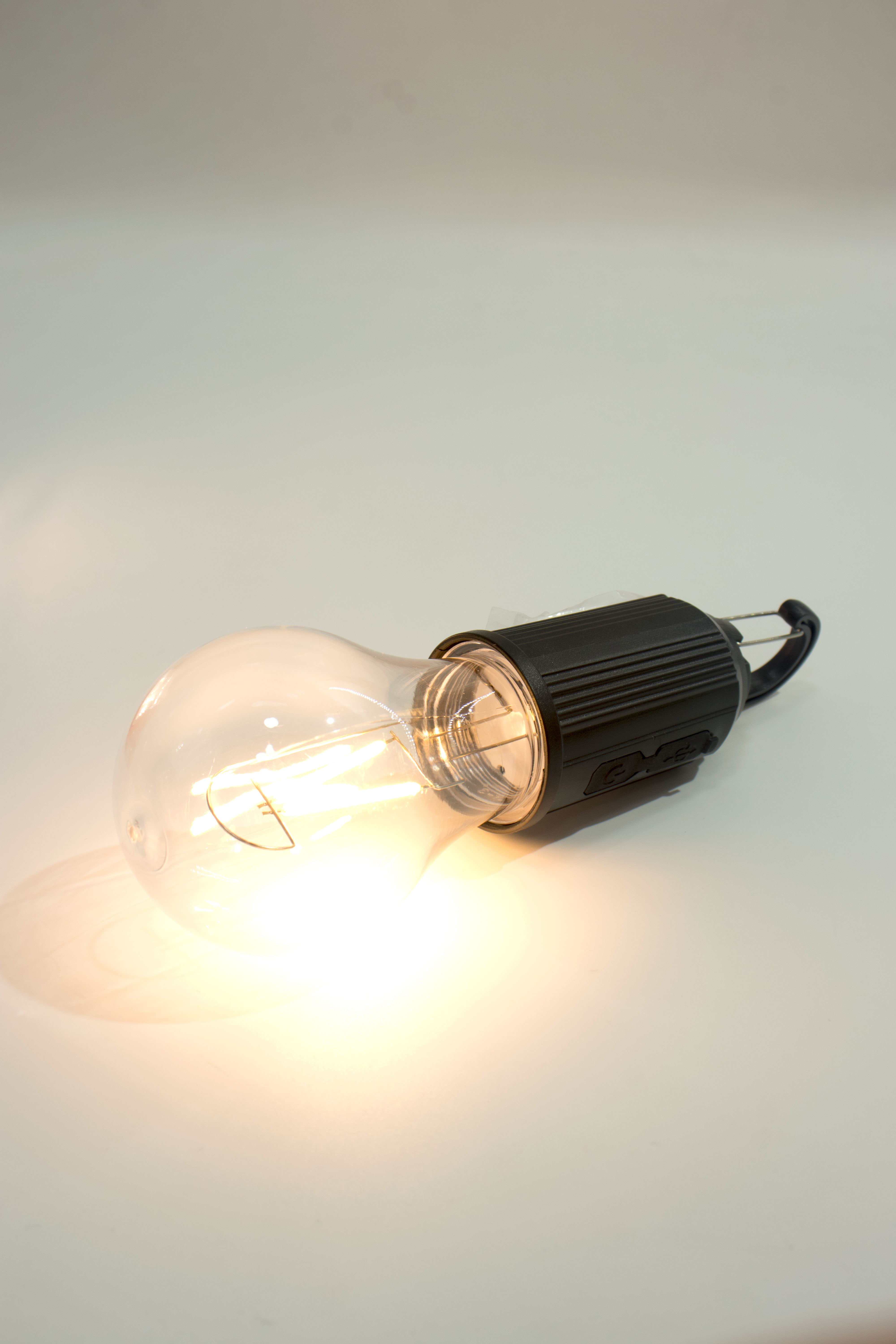 Bombilla LED Portátil Recargable con Clip - Luz Cálida Vintage para Camping, Emergencias y Decoración