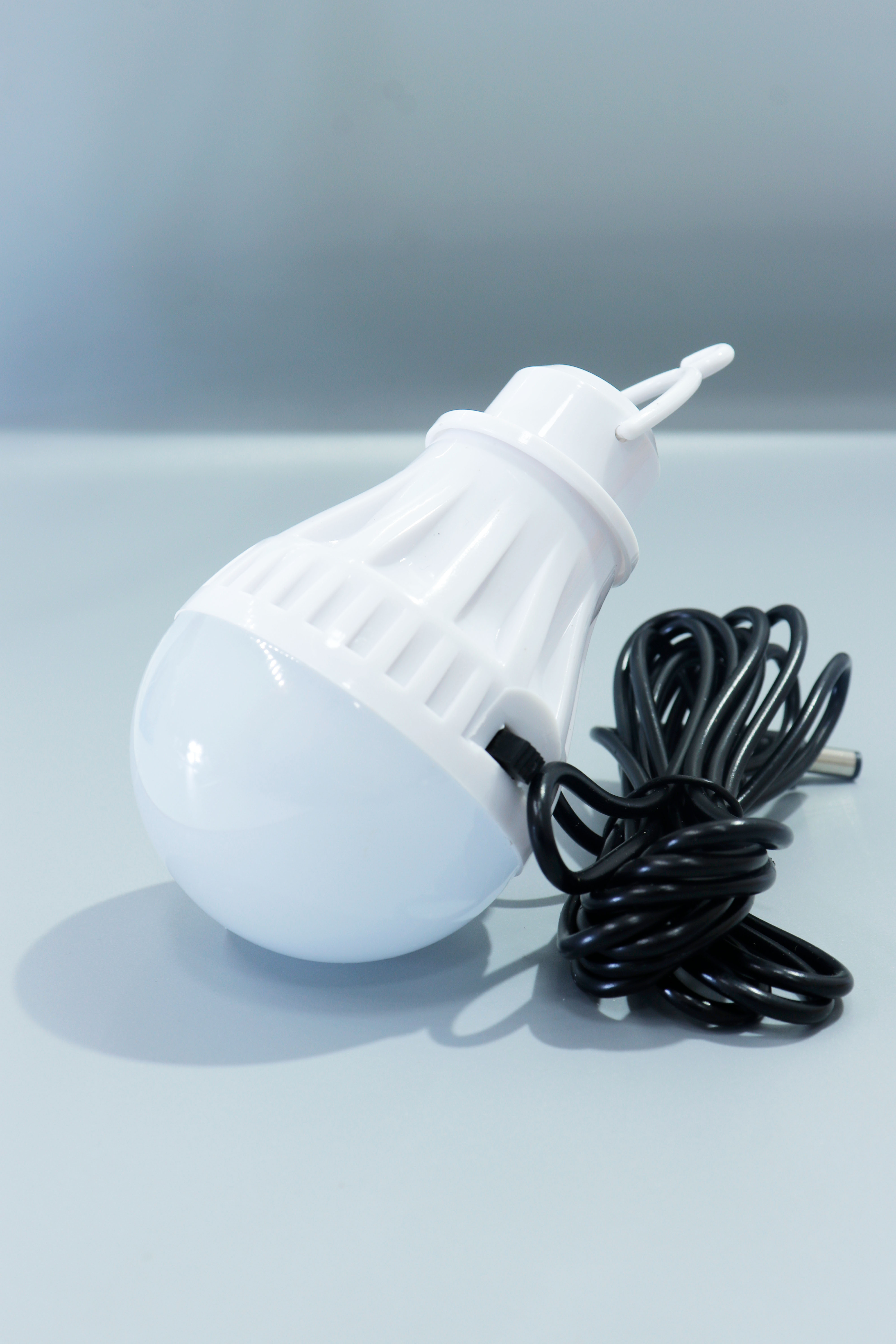 Bombilla LED Portátil Recargable con Cable USB - Luz de Emergencia Multifuncional para Camping, Hogar y Más
