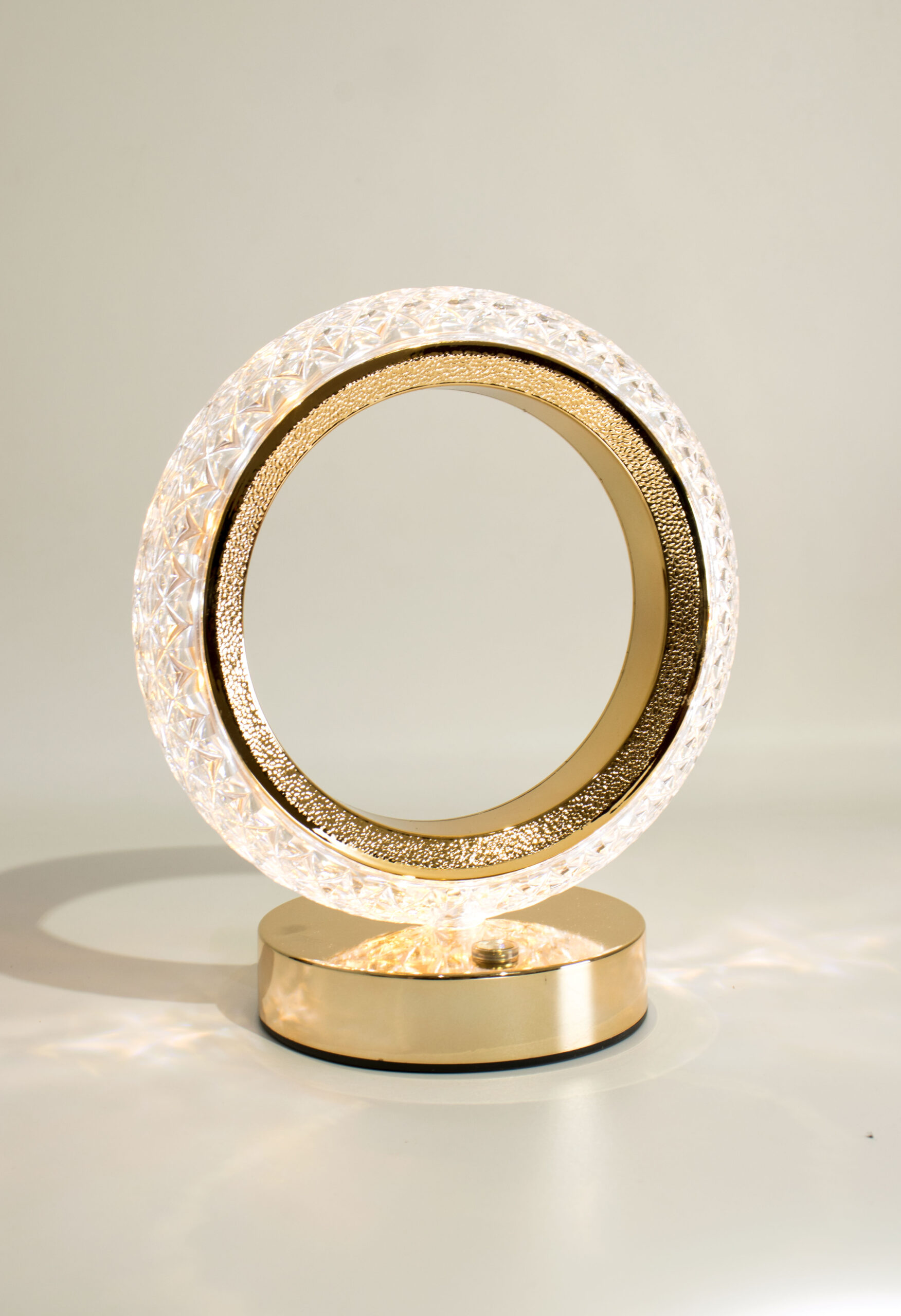 Lámpara de Mesa LED Circular de Cristal y Dorado - Diseño Moderno y Elegante para Mesita de Noche y Sala de Estar
