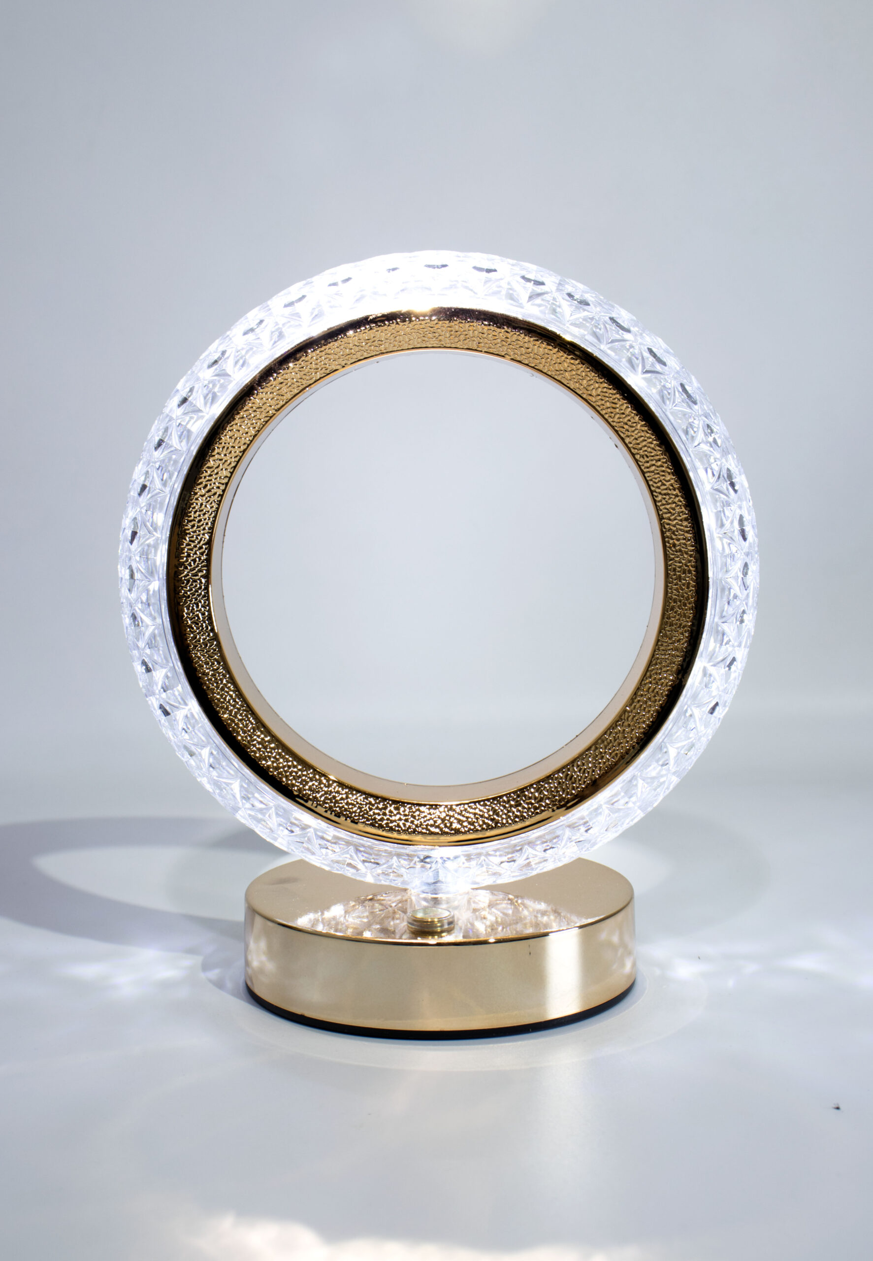 Lámpara de Mesa LED Circular de Cristal y Dorado - Diseño Moderno y Elegante para Mesita de Noche y Sala de Estar