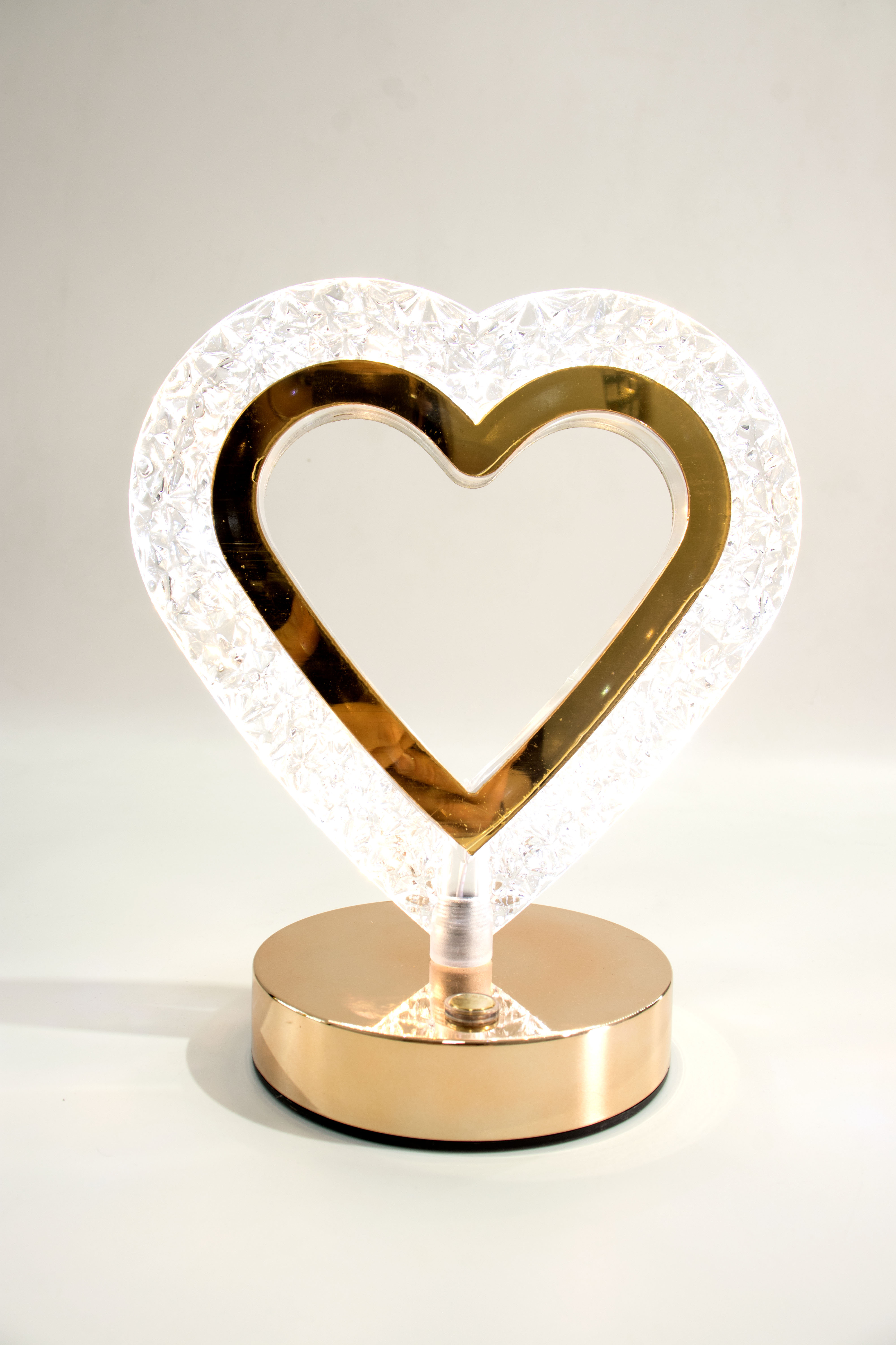 Lámpara de Mesa LED Decorativa Corazón de Cristal y Base Dorada - Luz Ambiental Romántica y Moderna