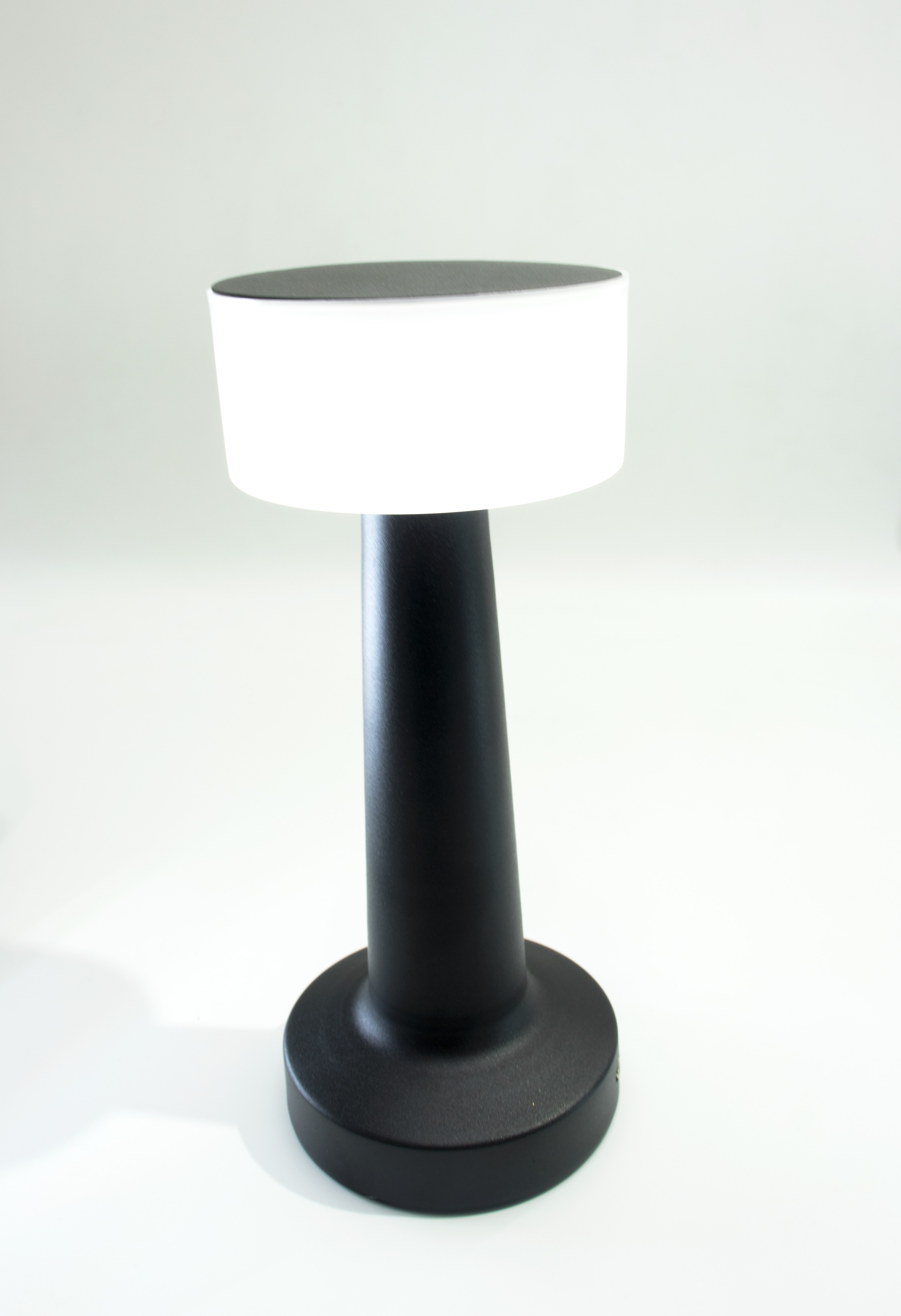 Lámpara de Mesa LED Minimalista Negra con Pantalla Cilíndrica Blanca - Diseño Moderno y Luz Ambiental Suave
